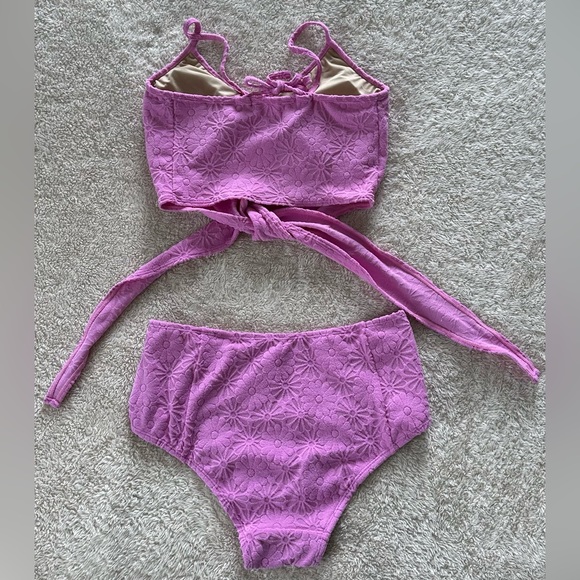 Kortni Jeane textured orchid daisy tied up top with matching bottoms size small - Picture 2 of 7